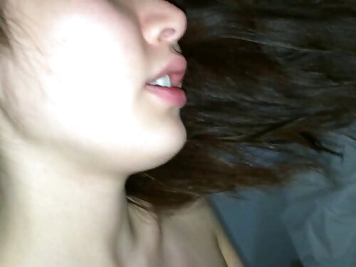 ผู้ชายผมหยิกเลียหมวก ...