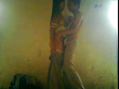 คนผิวดำสองคนกำลังถ่า ...