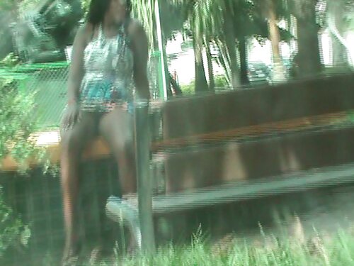 สาวผมบลอนด์ที่กำลังน ...