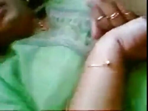 ผู้ชาย undresses leg ...
