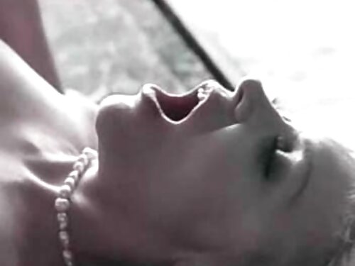 หญิงสาวในถุงน่องสีดำ ...