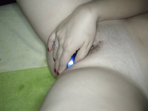 หญิงสาวมีความสุขผ่าน ...