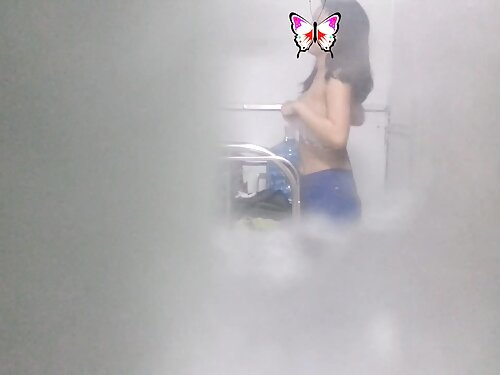 ผู้ชายคนนั้นลูบไล้คว ...