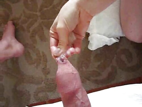 ชายหนุ่มสองคนจัดฉากโ ...