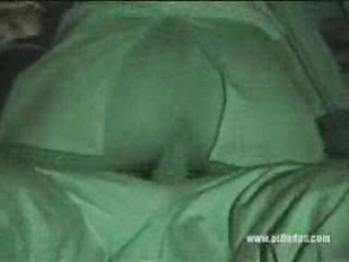 ชายคนหนึ่งยืดสมาชิกข ...